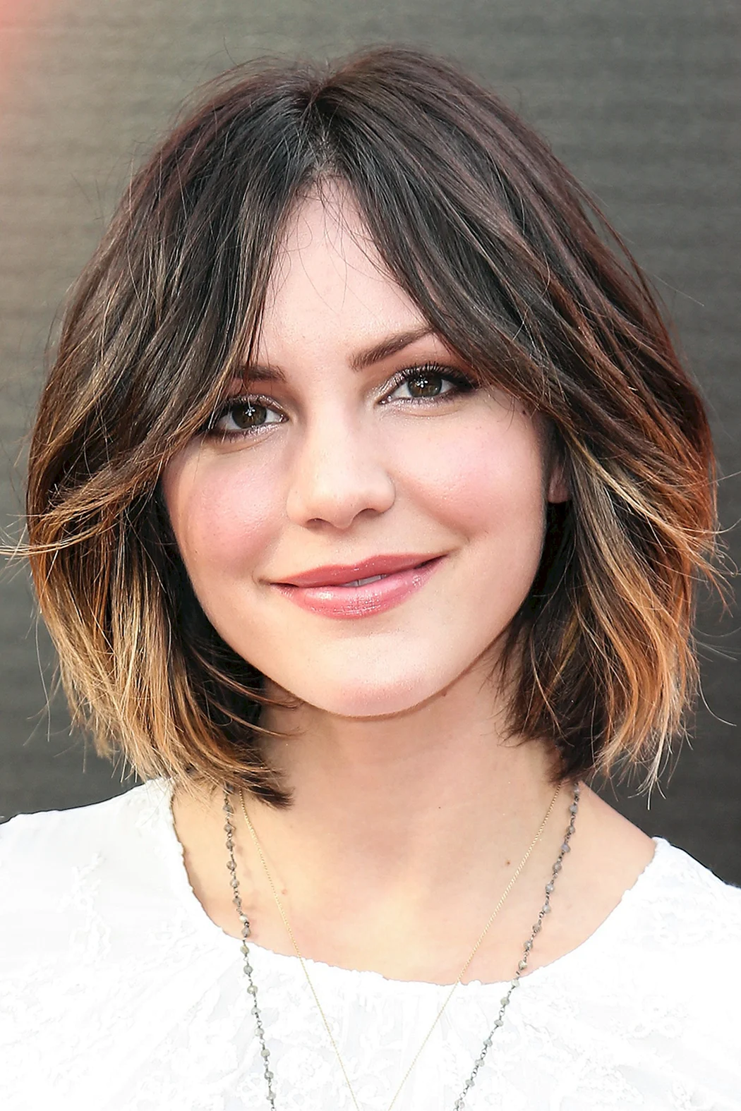 Модні стрижки 2021 жіночі на середнє волосся для круглого обличчя