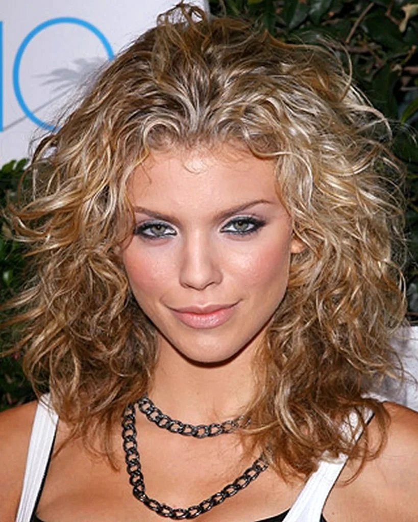 АННАЛІН МАККОРД зачіски