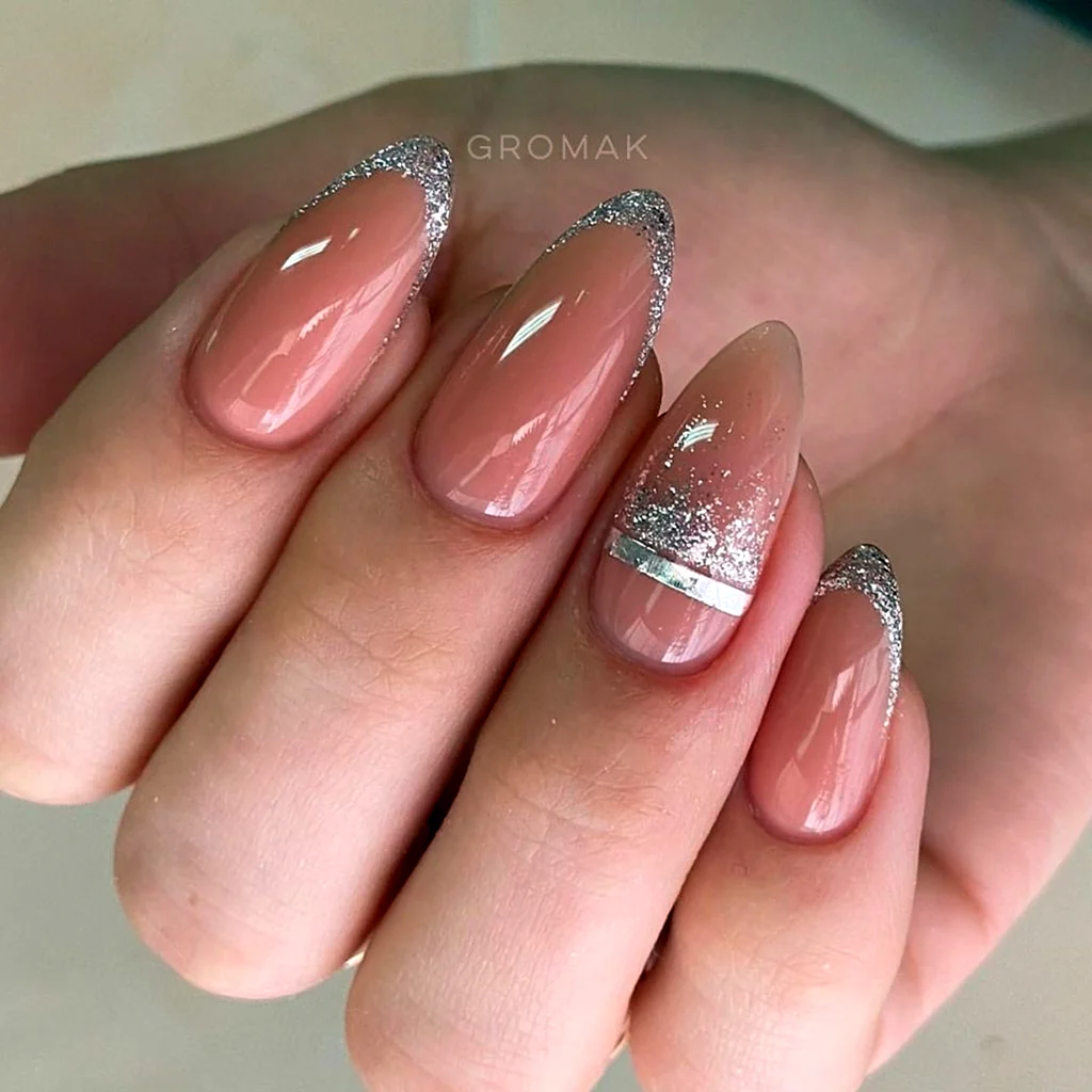 Французский маникюр с блестками