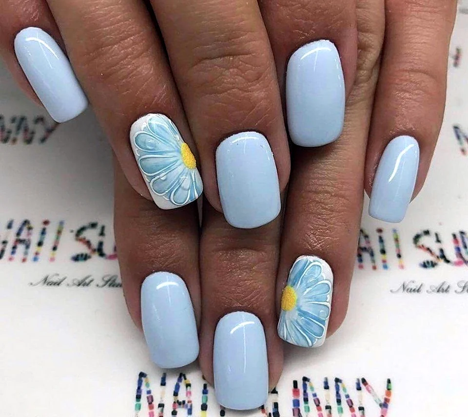 Нежно голубой маникюр