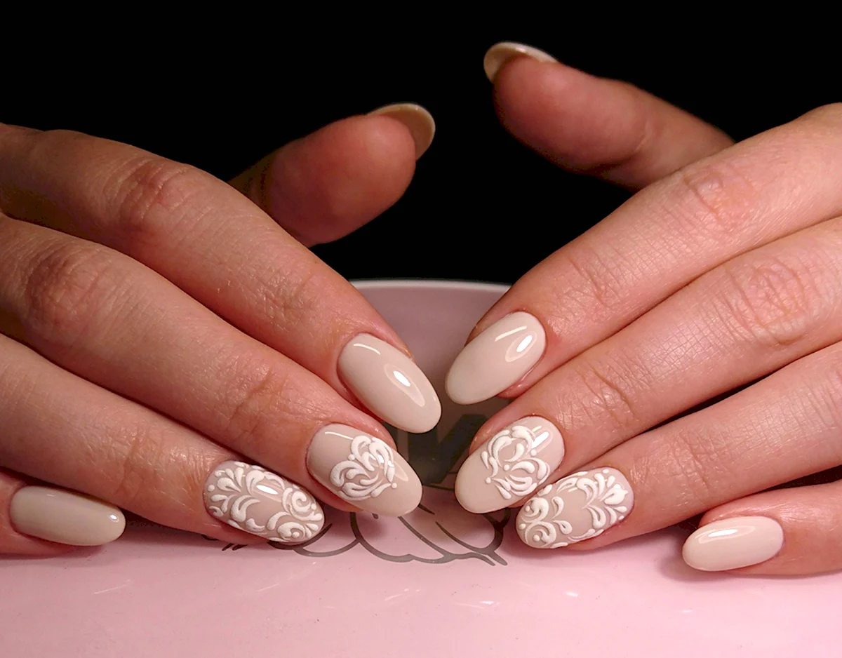 Бежевый маникюр