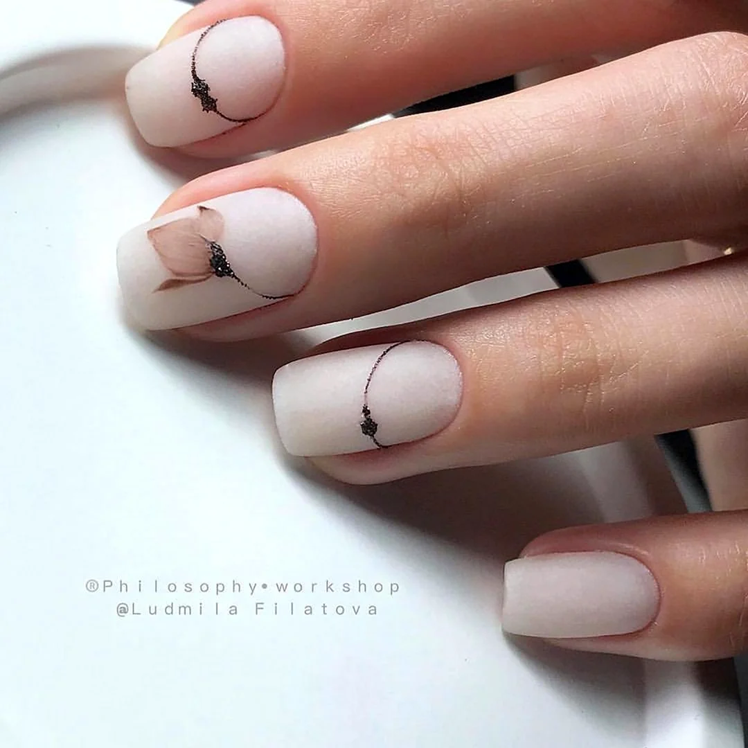 Молочный маникюр с геометрией