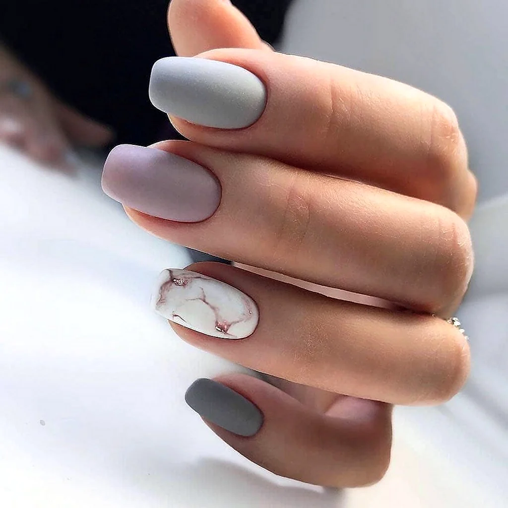 Нюдовый маникюр с мрамором квадрат
