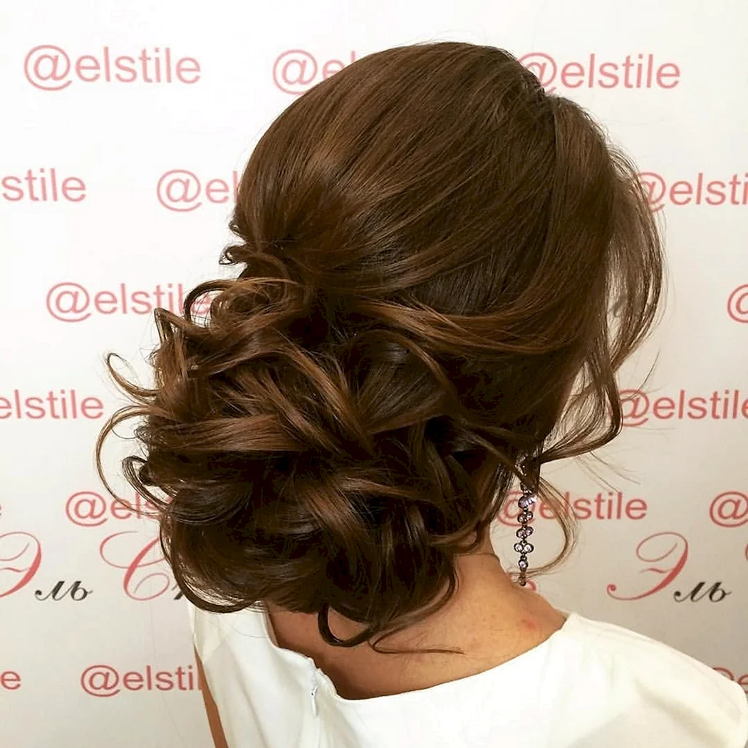 Зачіска низький пучок на довге волосся