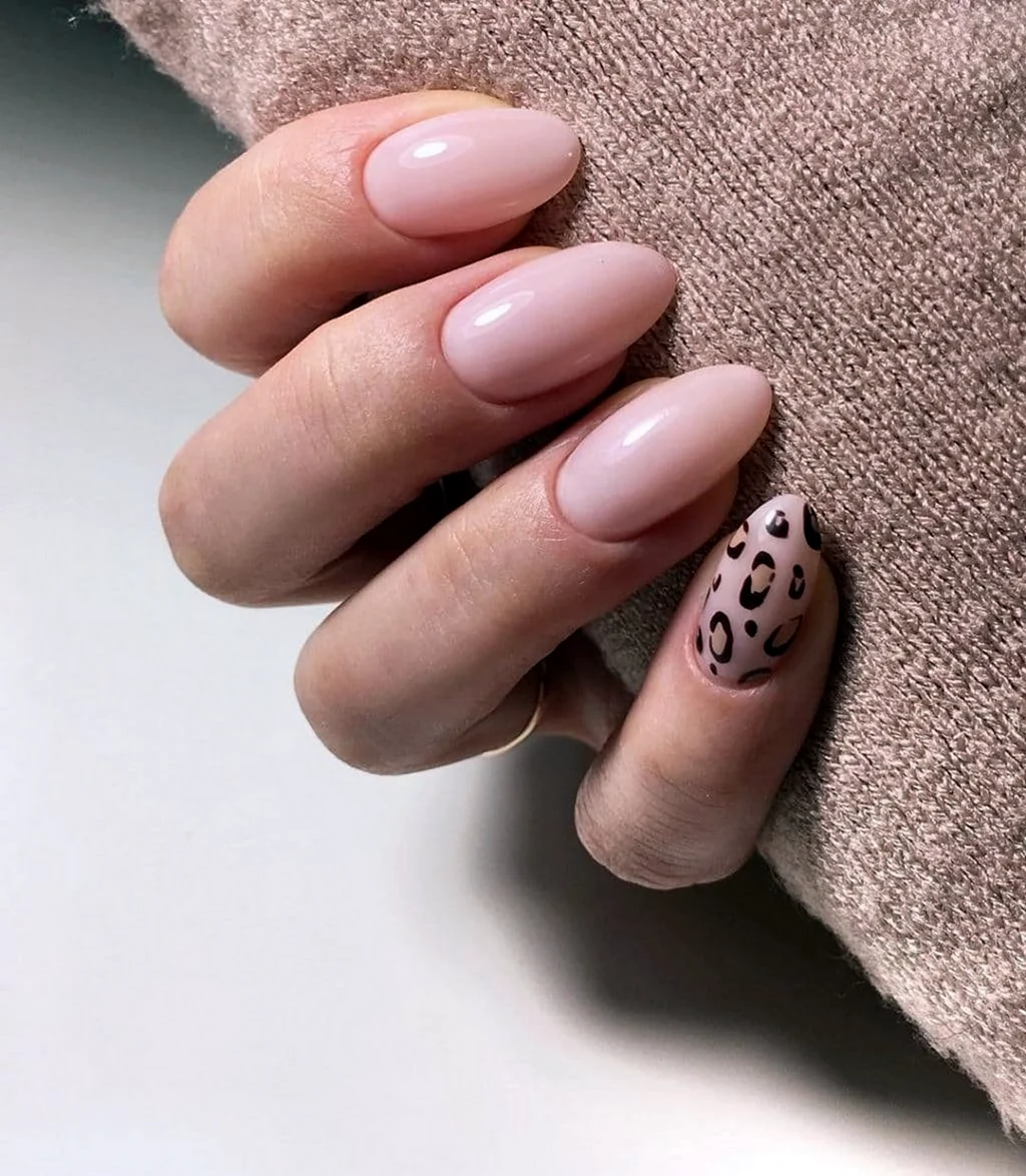 Маникюр нюд миндаль