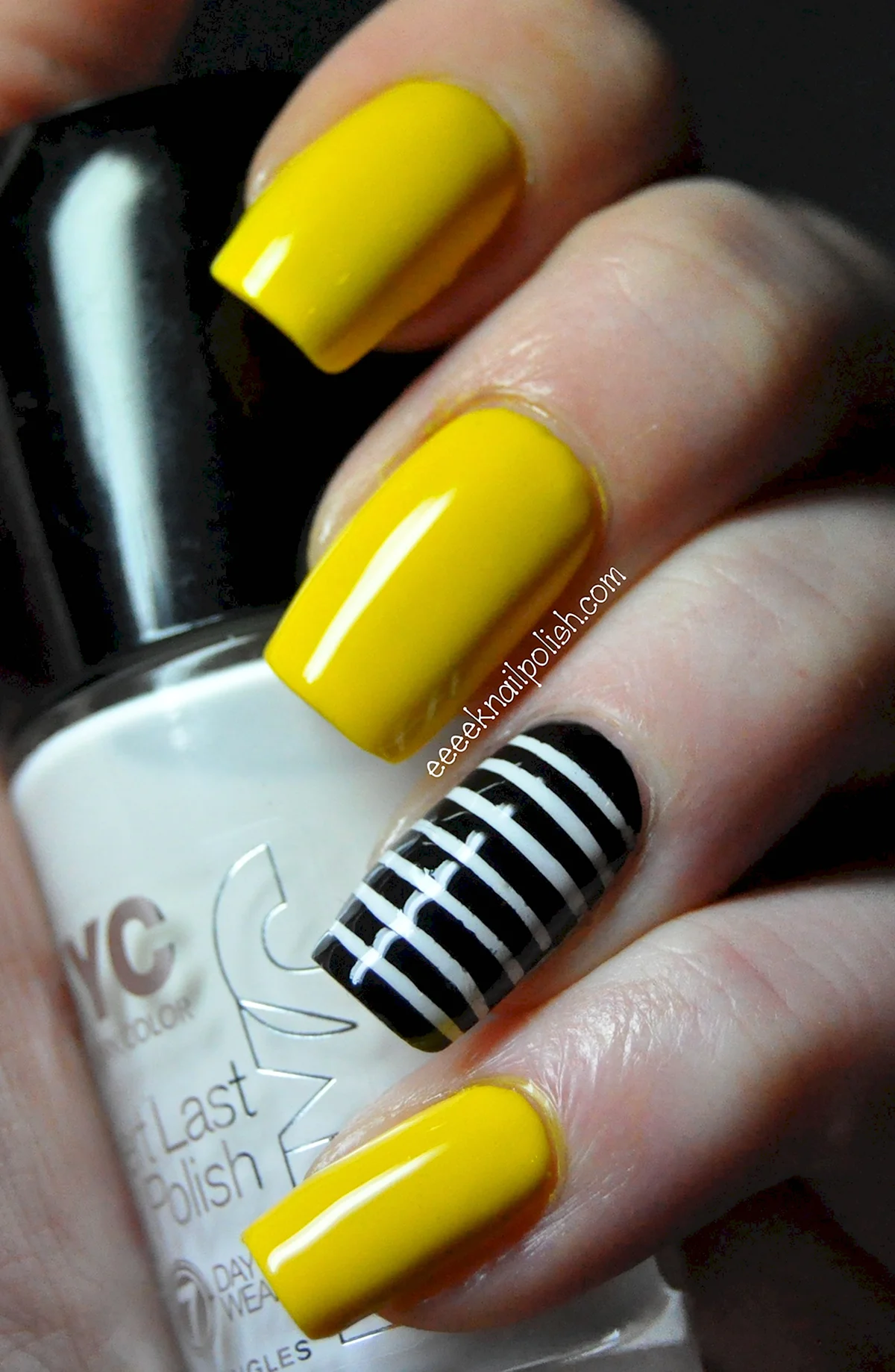 Ногти желтые с полосками