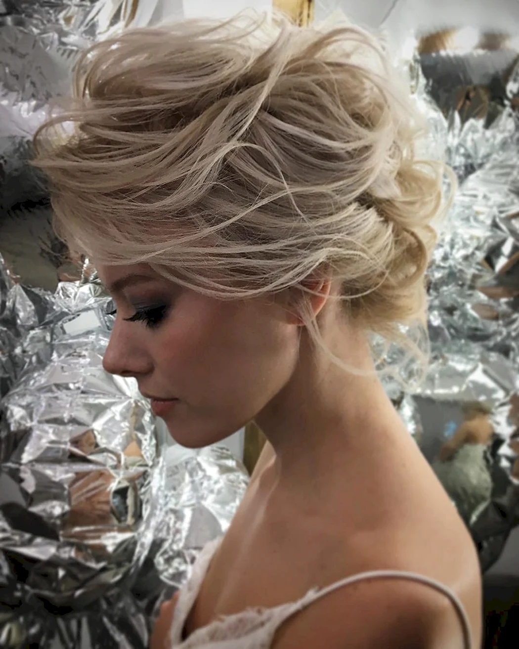 Вечірні зачіски з короткого волосся