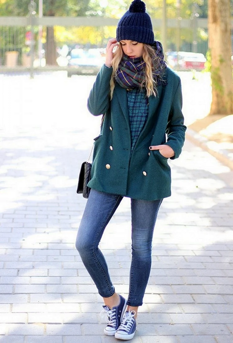 Синяя куртка и шапка