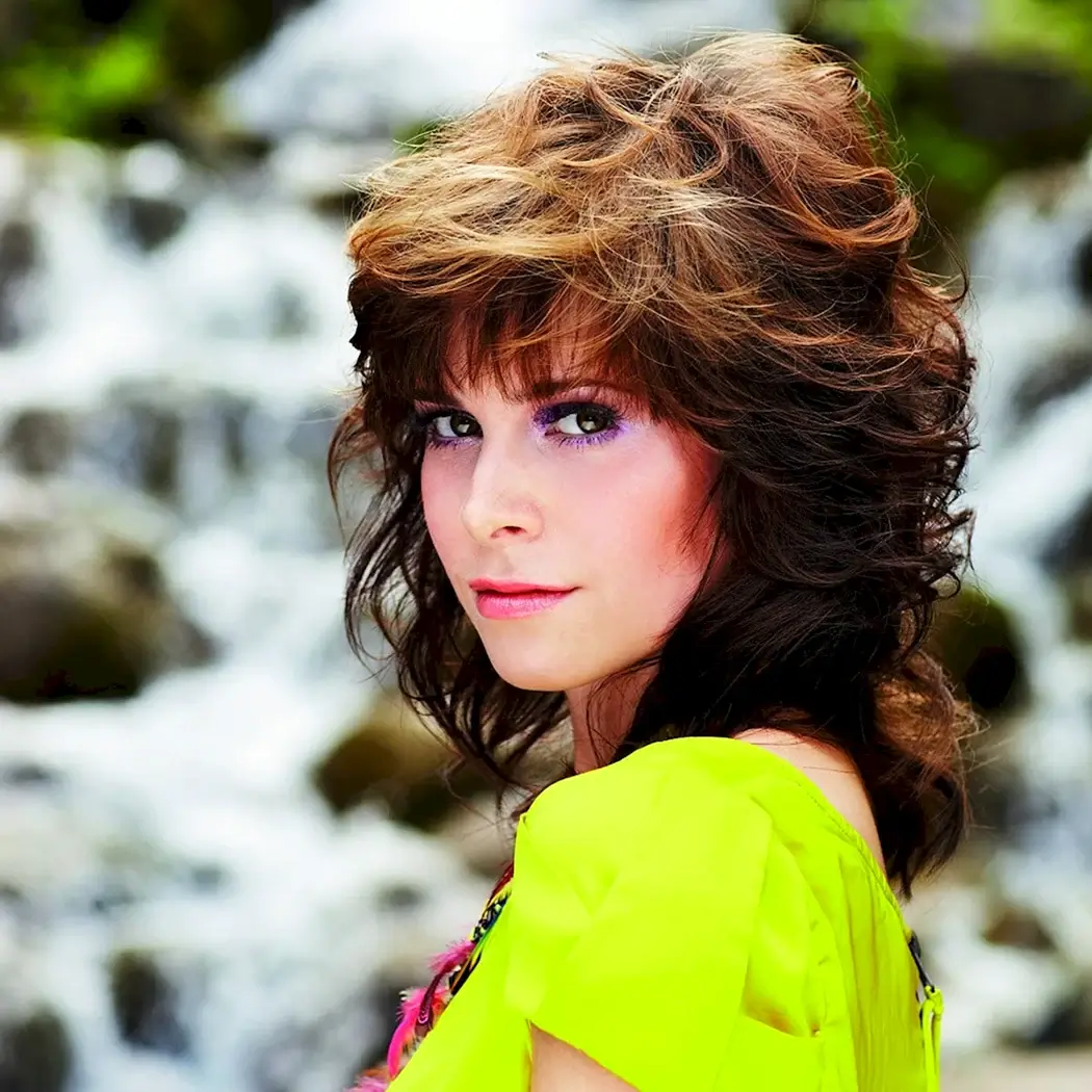 Стрижка Гаврош на середні хвилясті