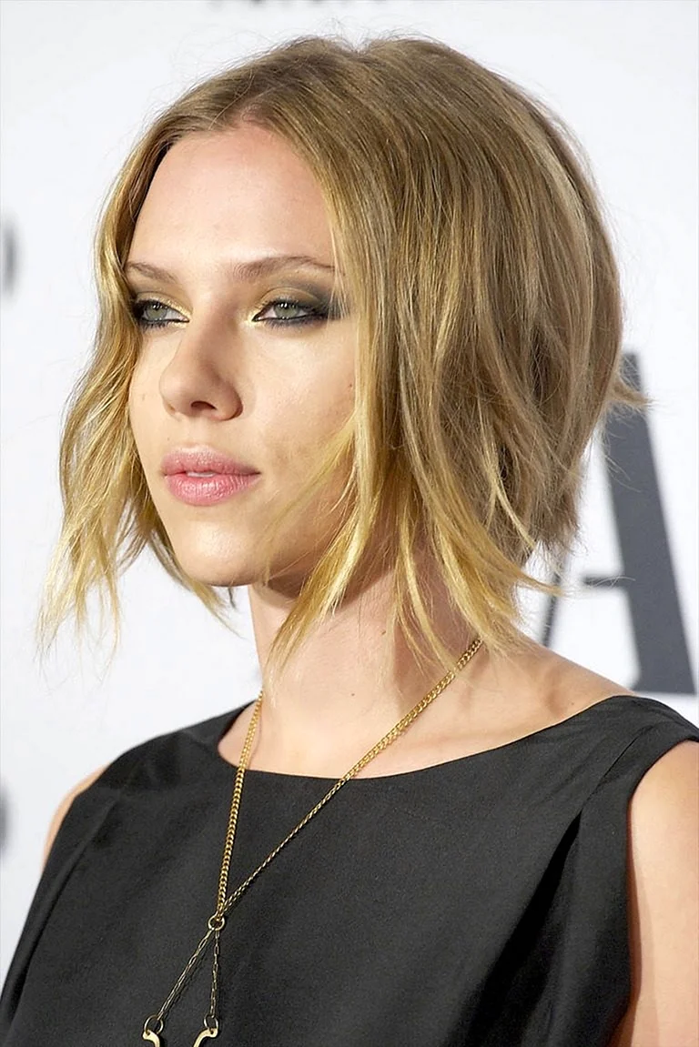 Скарлетт Йоханссон стрижки на середнє волосся