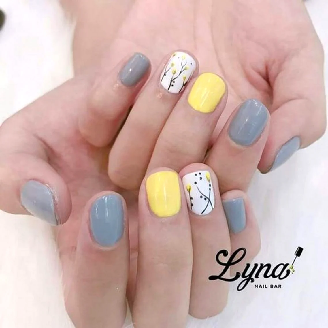 Маникюр голубой серый жёлтый