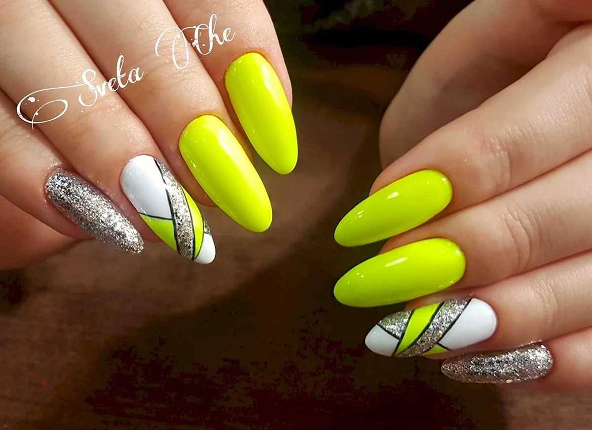 Неоново желтый с серебром маникюр