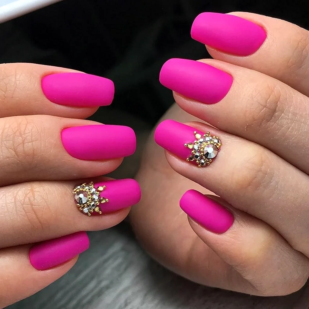 Яркий розовый маникюр