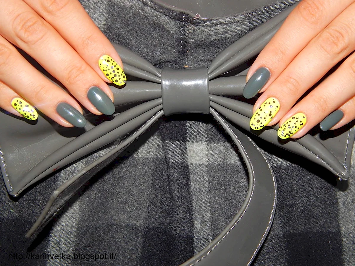 Темно серый с желтым на ногтях