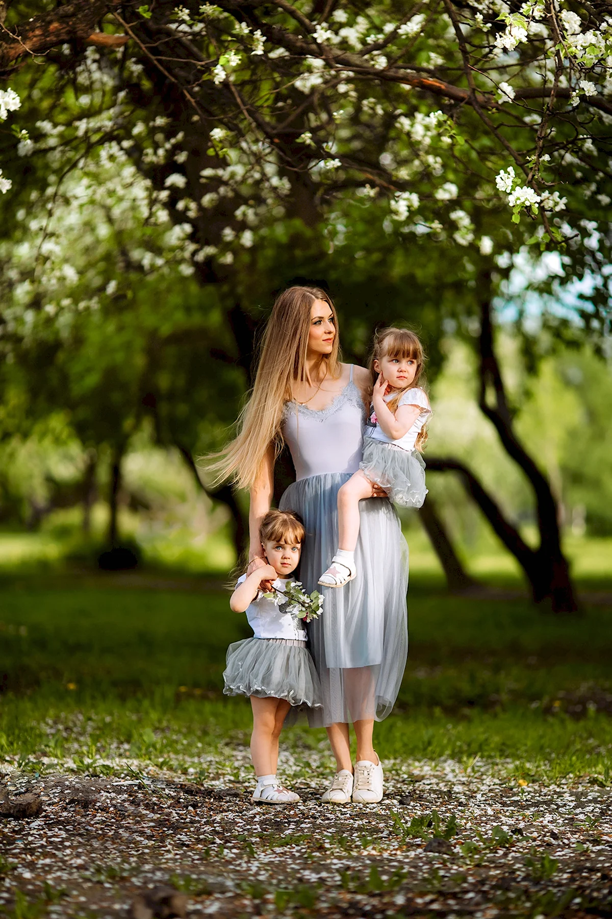 Семейная фотосессия в цветущих яблонях
