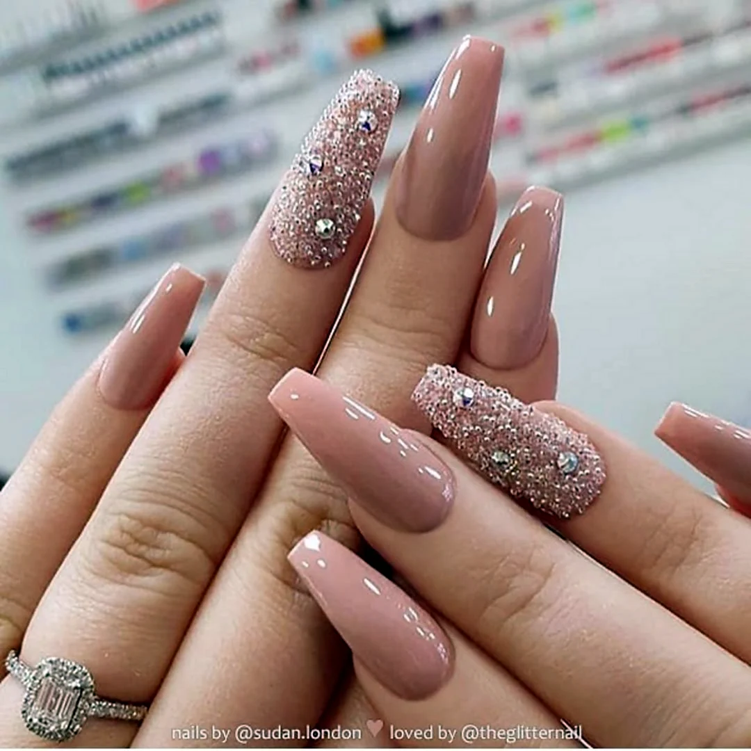 Маникюр нюдовый с блестками миндаль