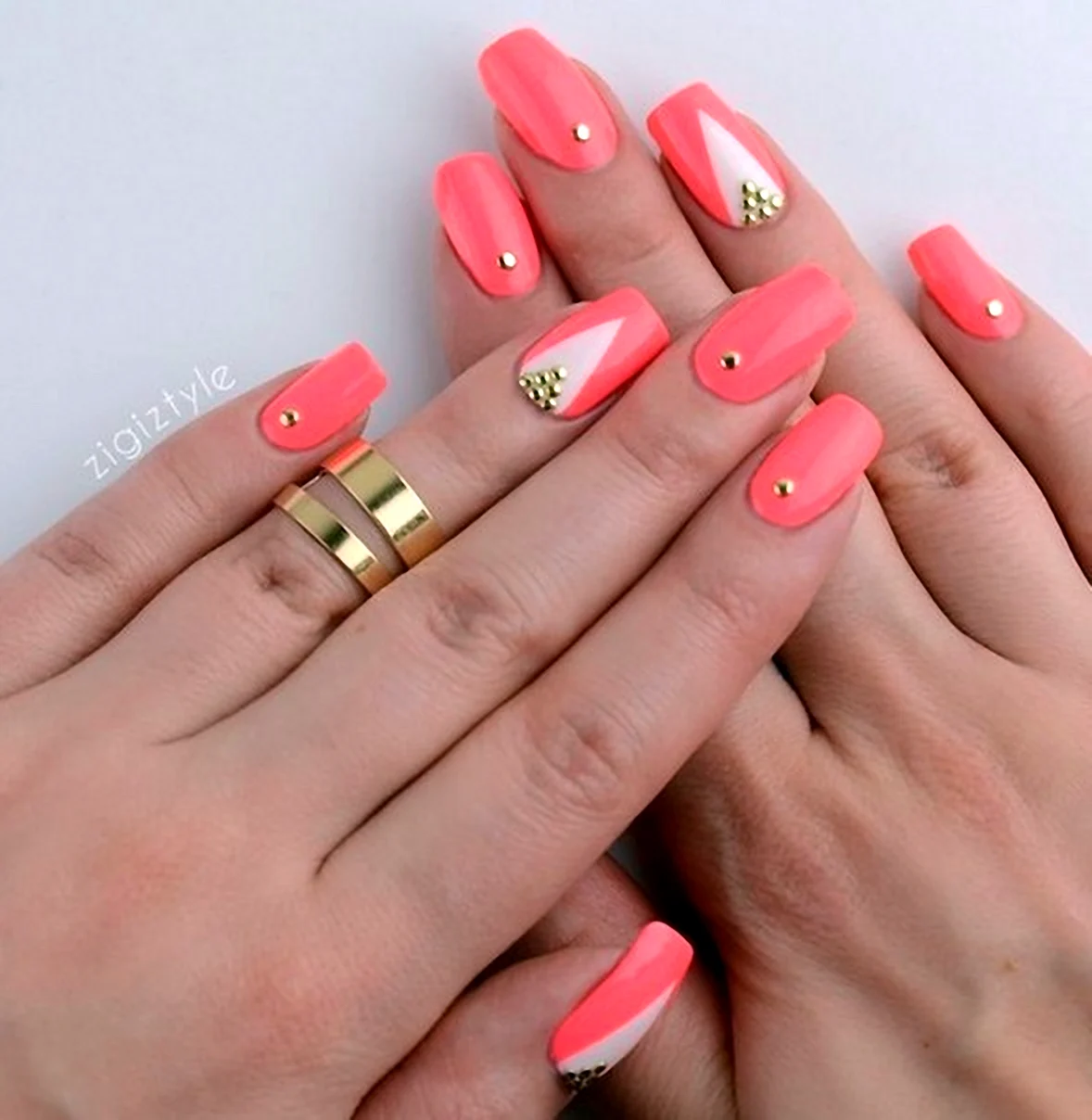 Маникюр коралловый с белым