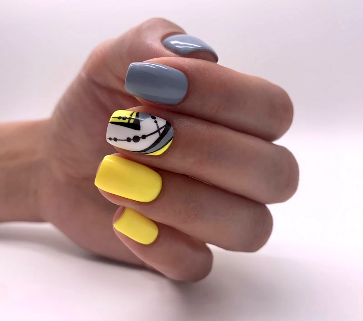 Серо желтый маникюр