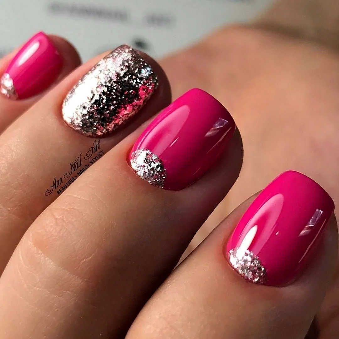 Малиновый маникюр