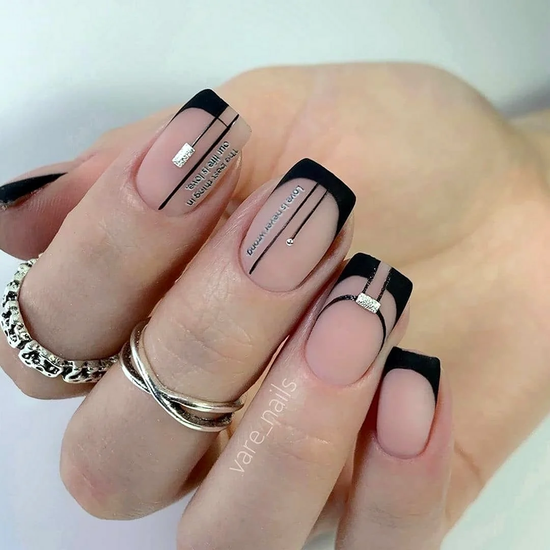 Чёрный френч на квадратных ногтях
