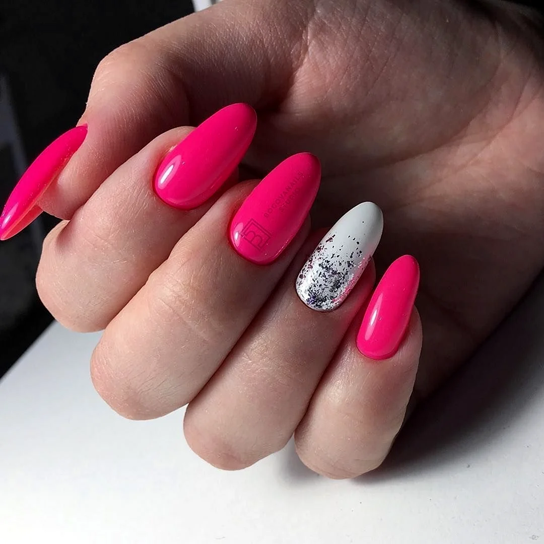 Ногти миндаль 2021фуксия