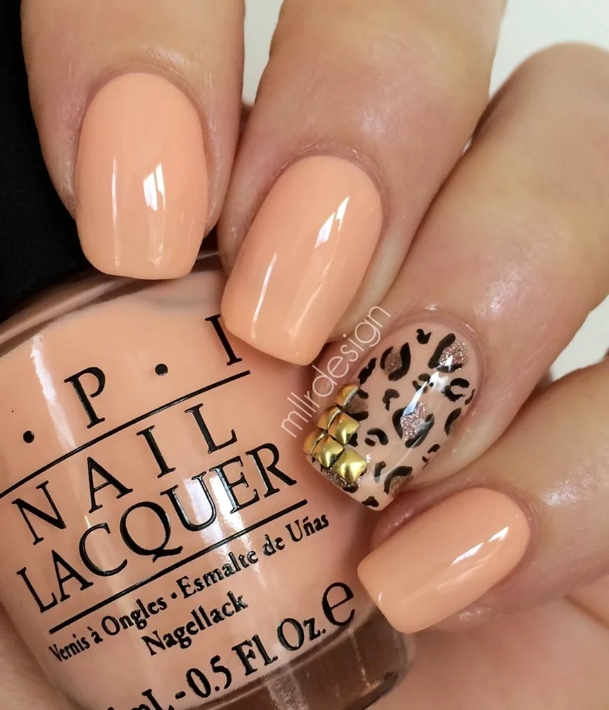 Бежевый маникюр с леопардовым принтом