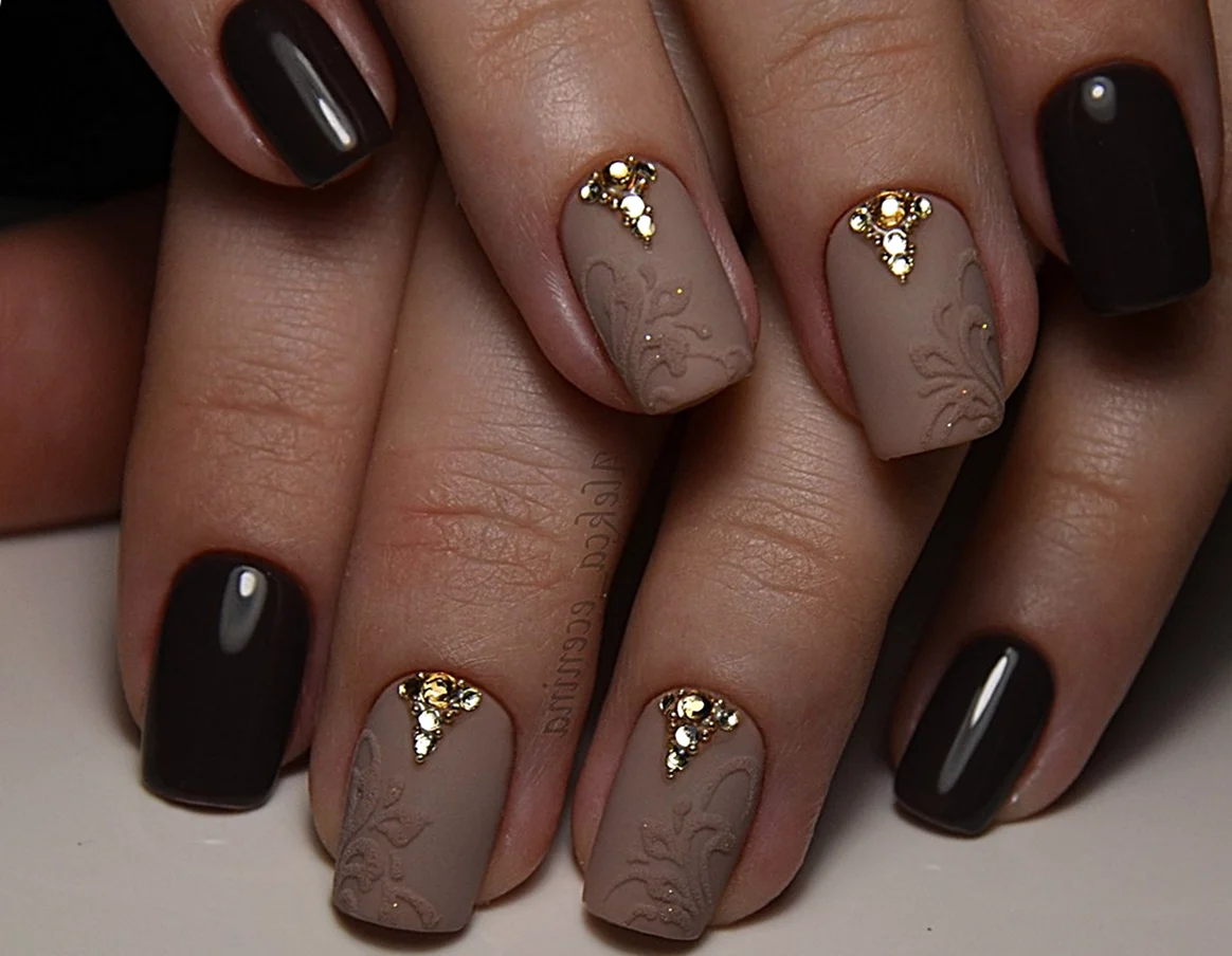 Маникюр в бежево-коричневых тонах