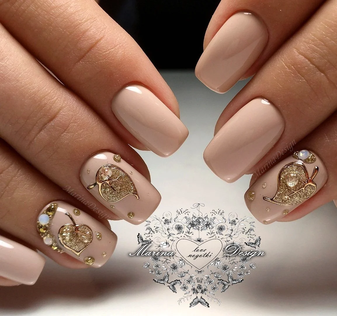 Нюдовый маникюр 2022 с золотом