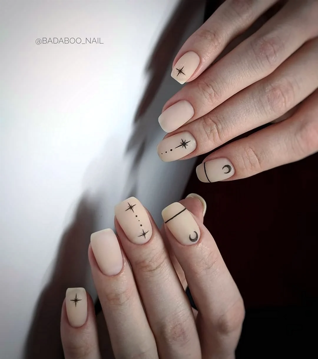 Маникюр нюд с черным