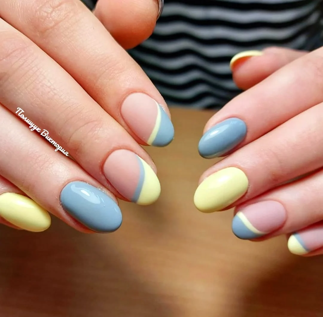 Желто голубой маникюр 2021
