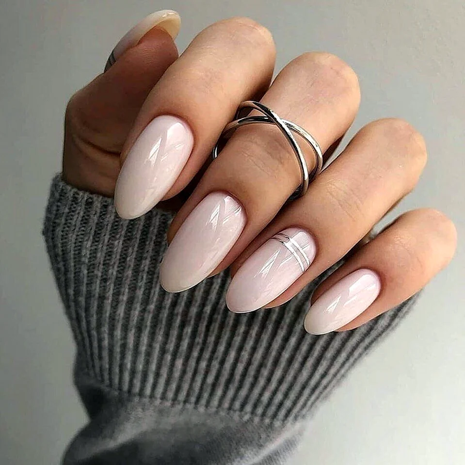 Молочный нюдовый маникюр