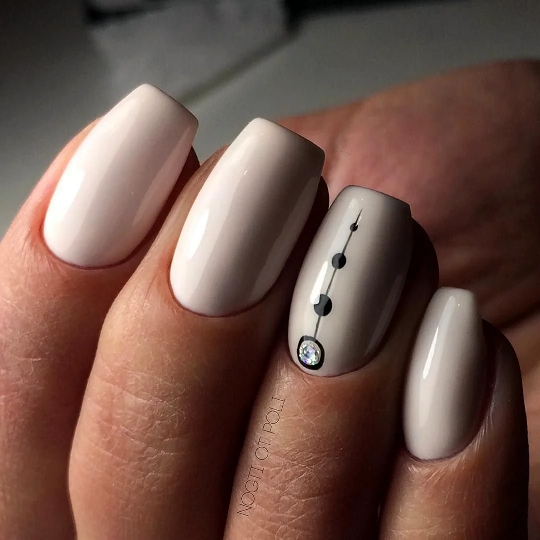 Молочный маникюр