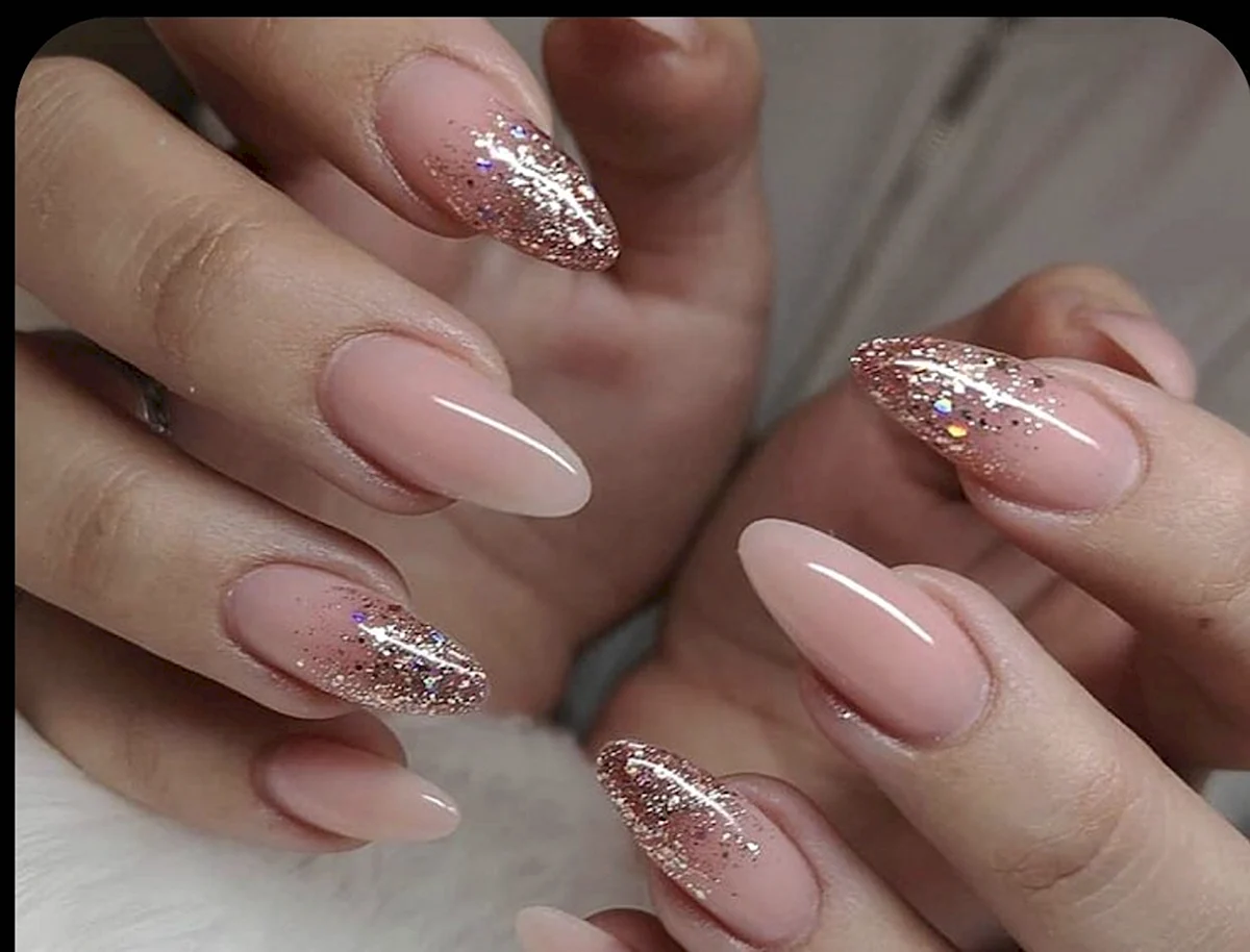 Блестящий френч на ногтях овальной формы