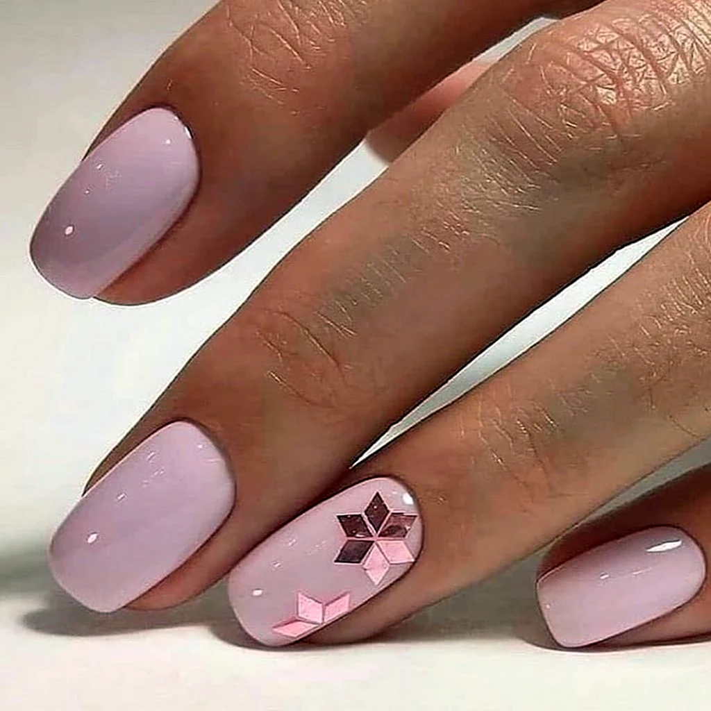 Нежный розовый маникюр на короткие