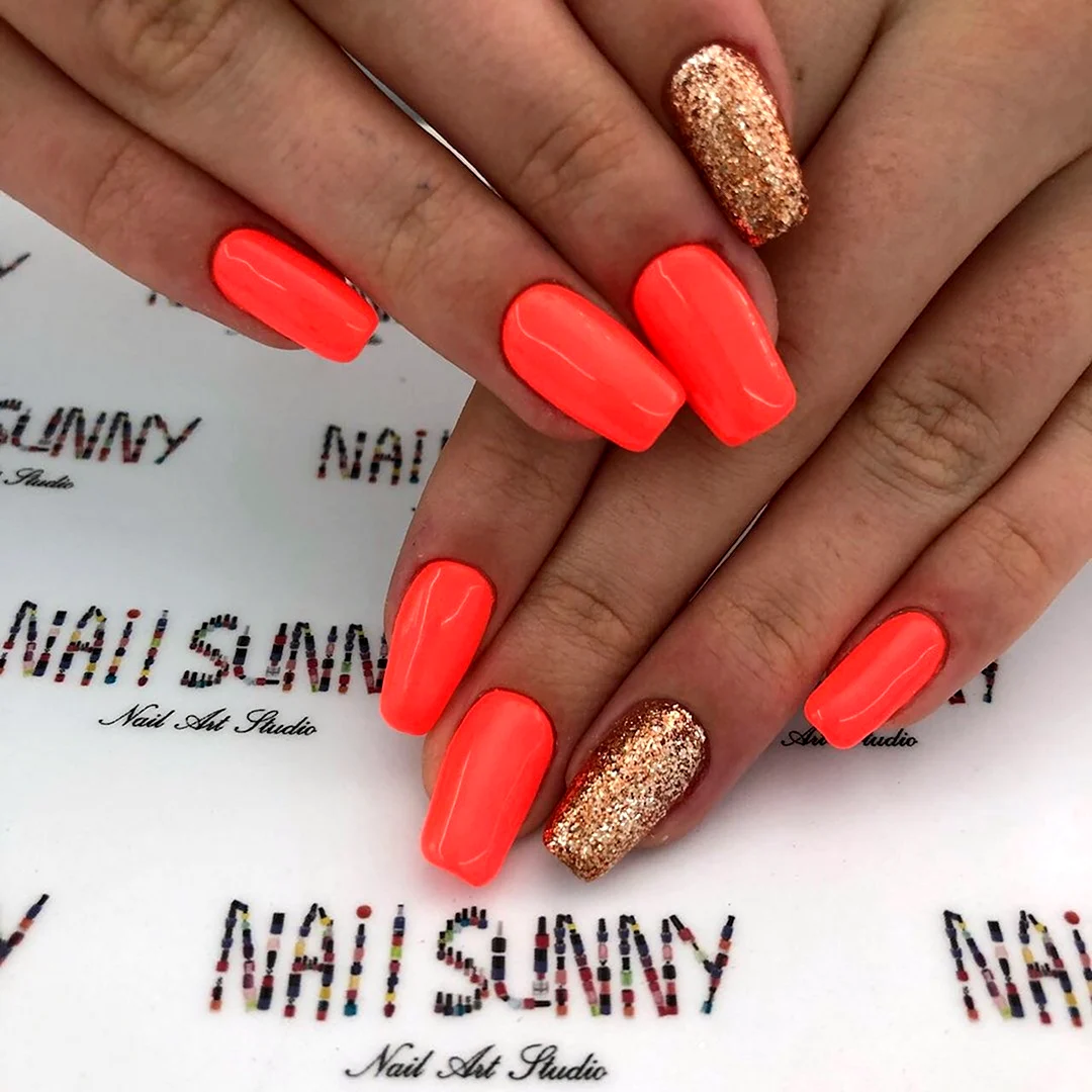 Маникюр оранжевый с золотом