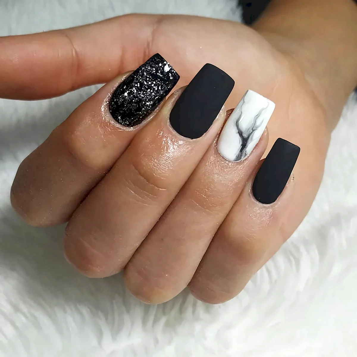 Черные ногти квадрат