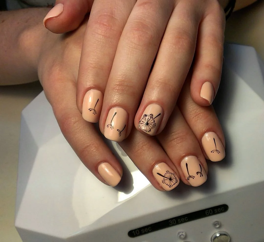 Маникюр в бежевых тонах