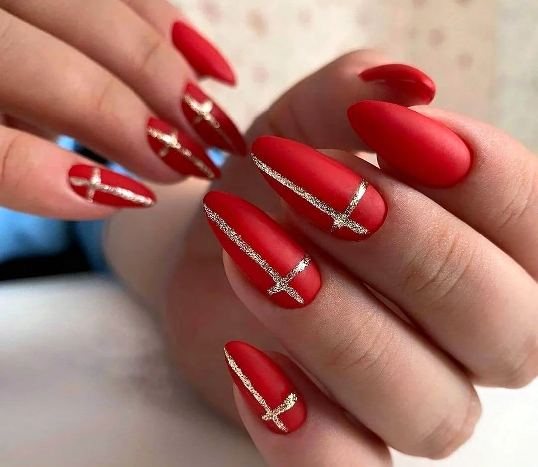 Красные ногти 2022 миндаль