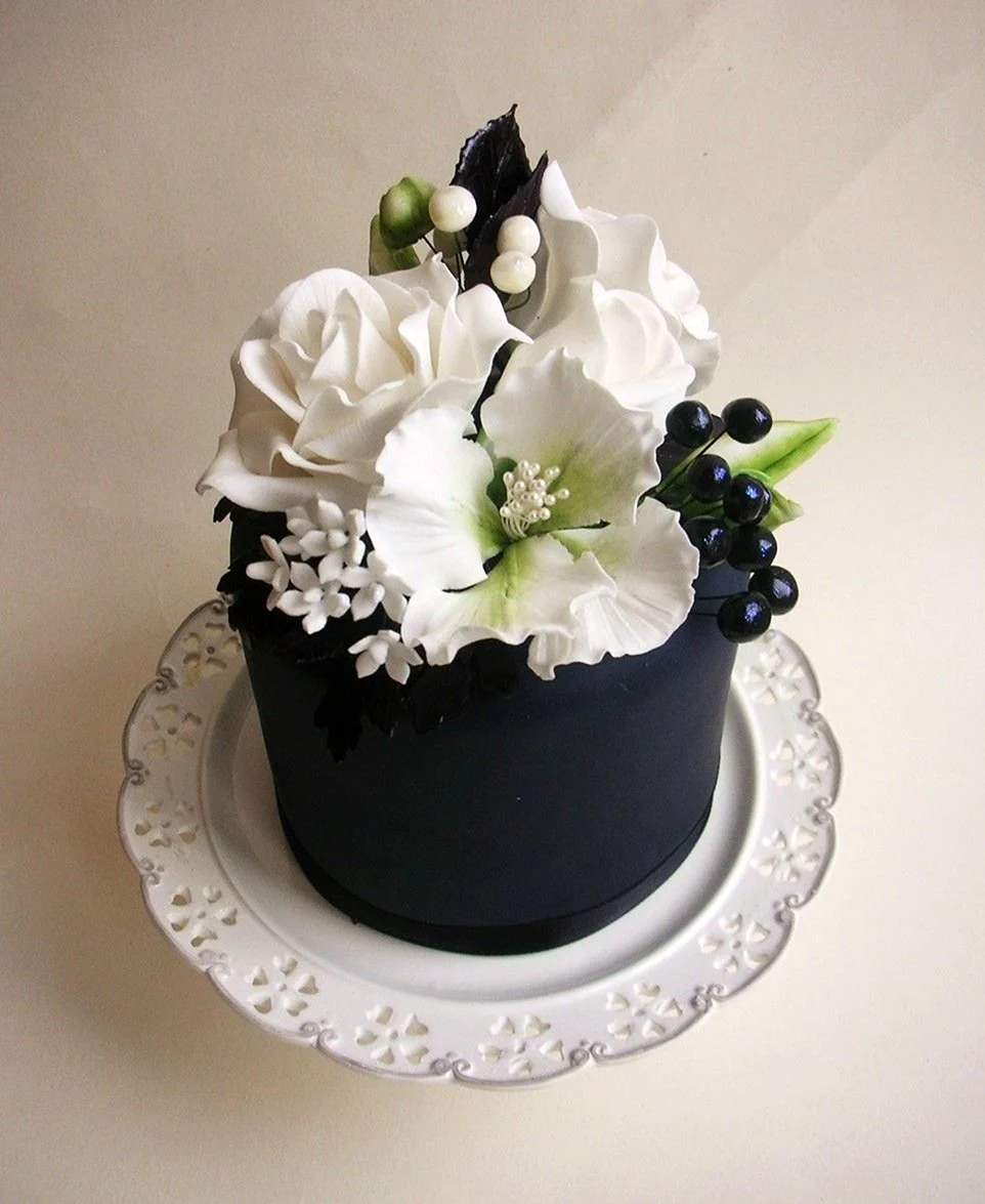 Черный торт с цветами
