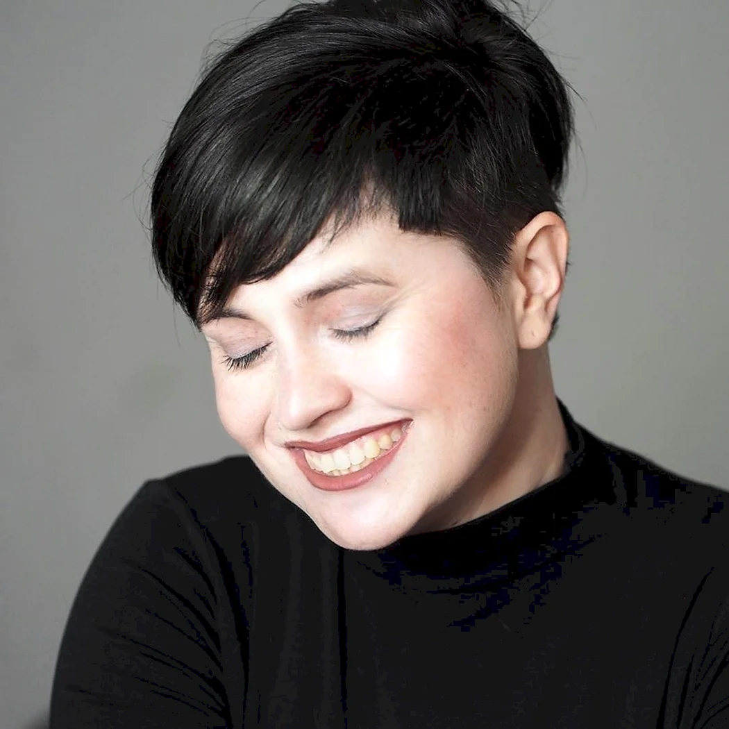 Короткі стрижки для повних