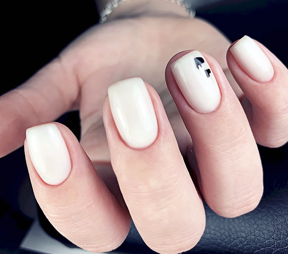 Молочные ногти маникюр