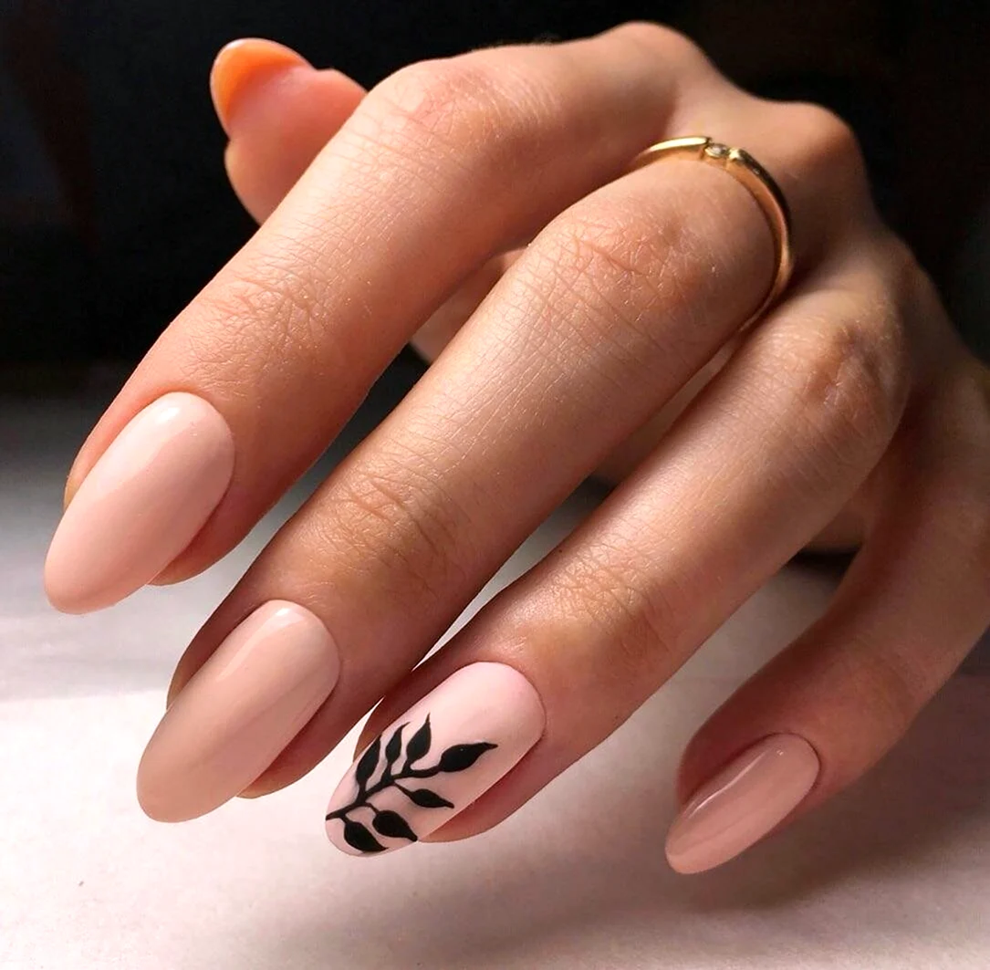 Нюдовый маникюр миндаль