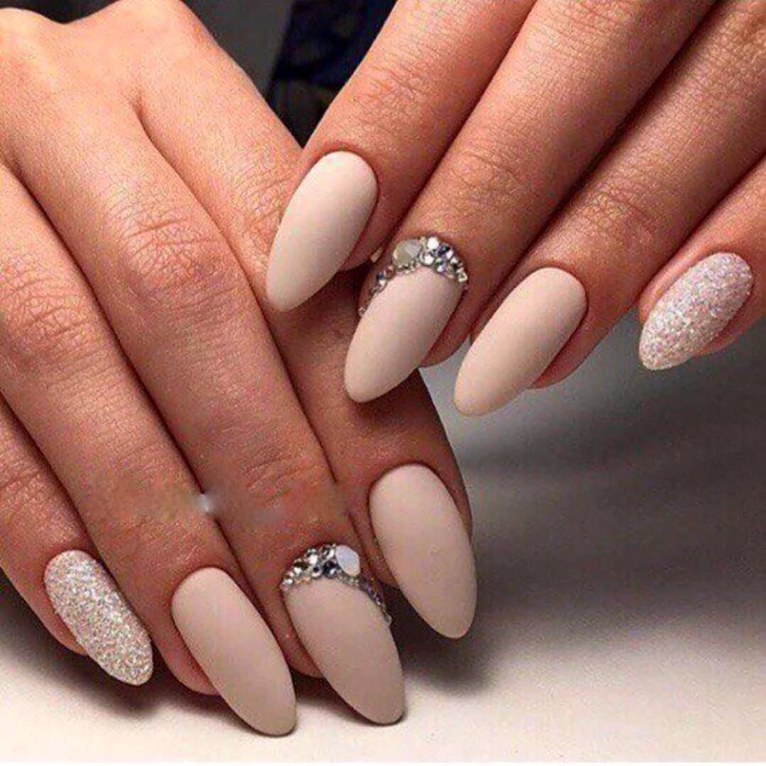 Маникюр 2021 миндаль беж