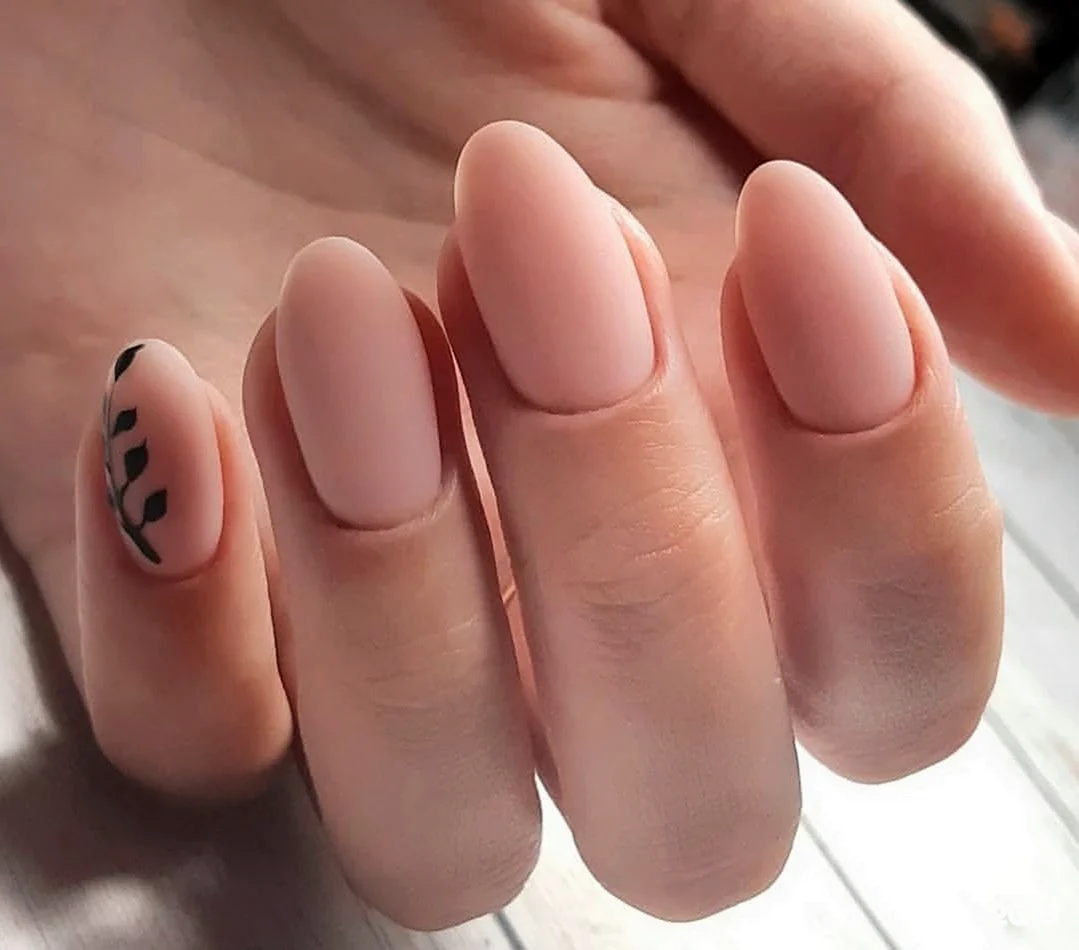 Нюдовый маникюр миндаль