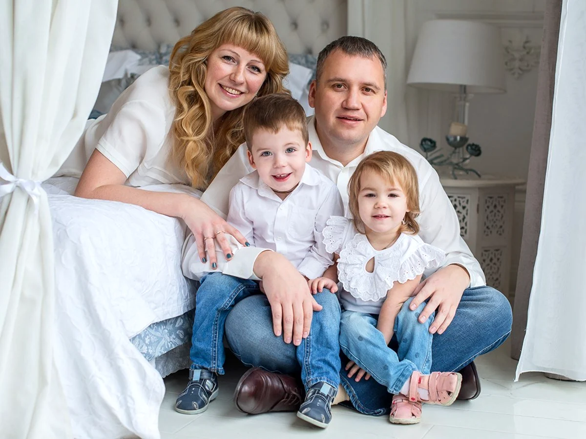 Весенняя фотосессия в студии семейная