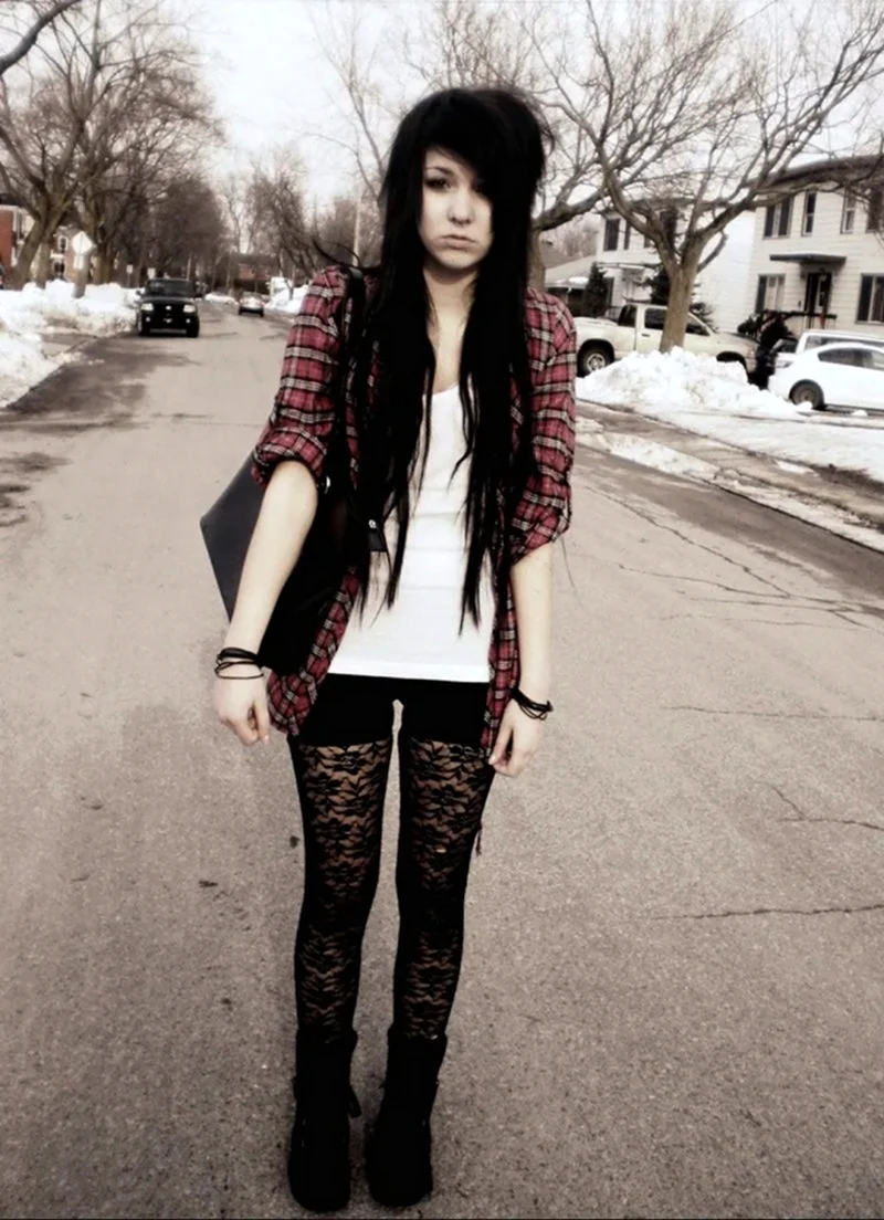 Эмо в клетчатой рубашке черной