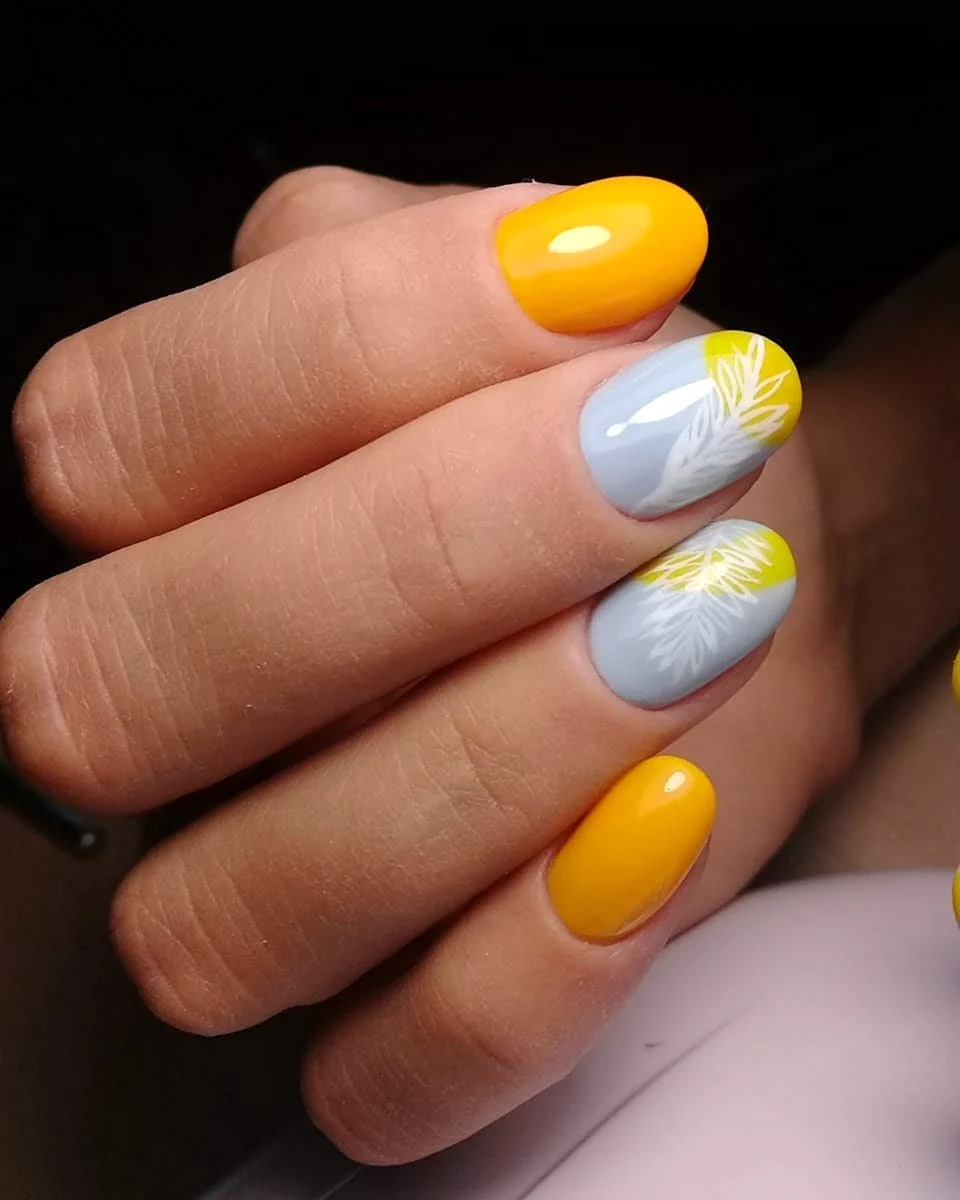 Серо желтый маникюр