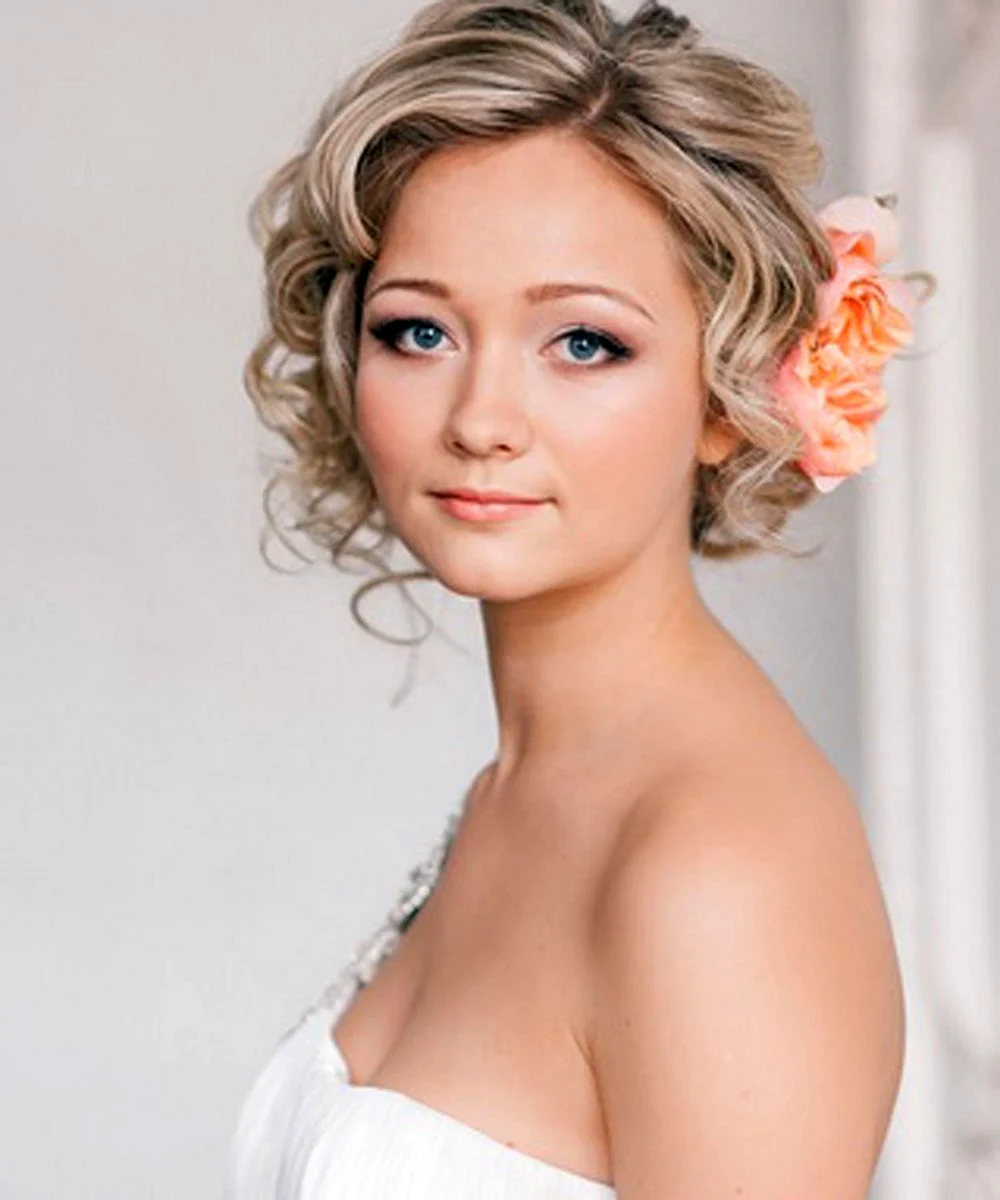 Зачіска на коротке волосся на свято