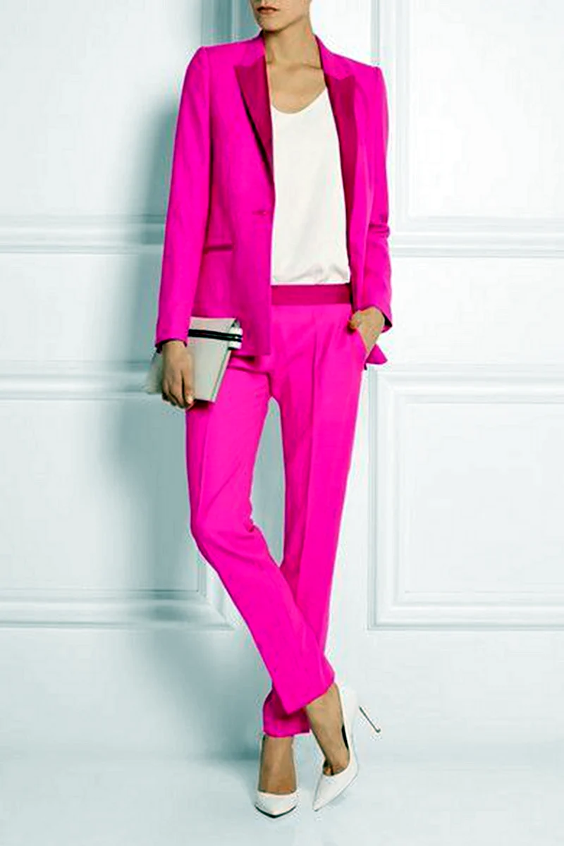 Яркий костюм женский