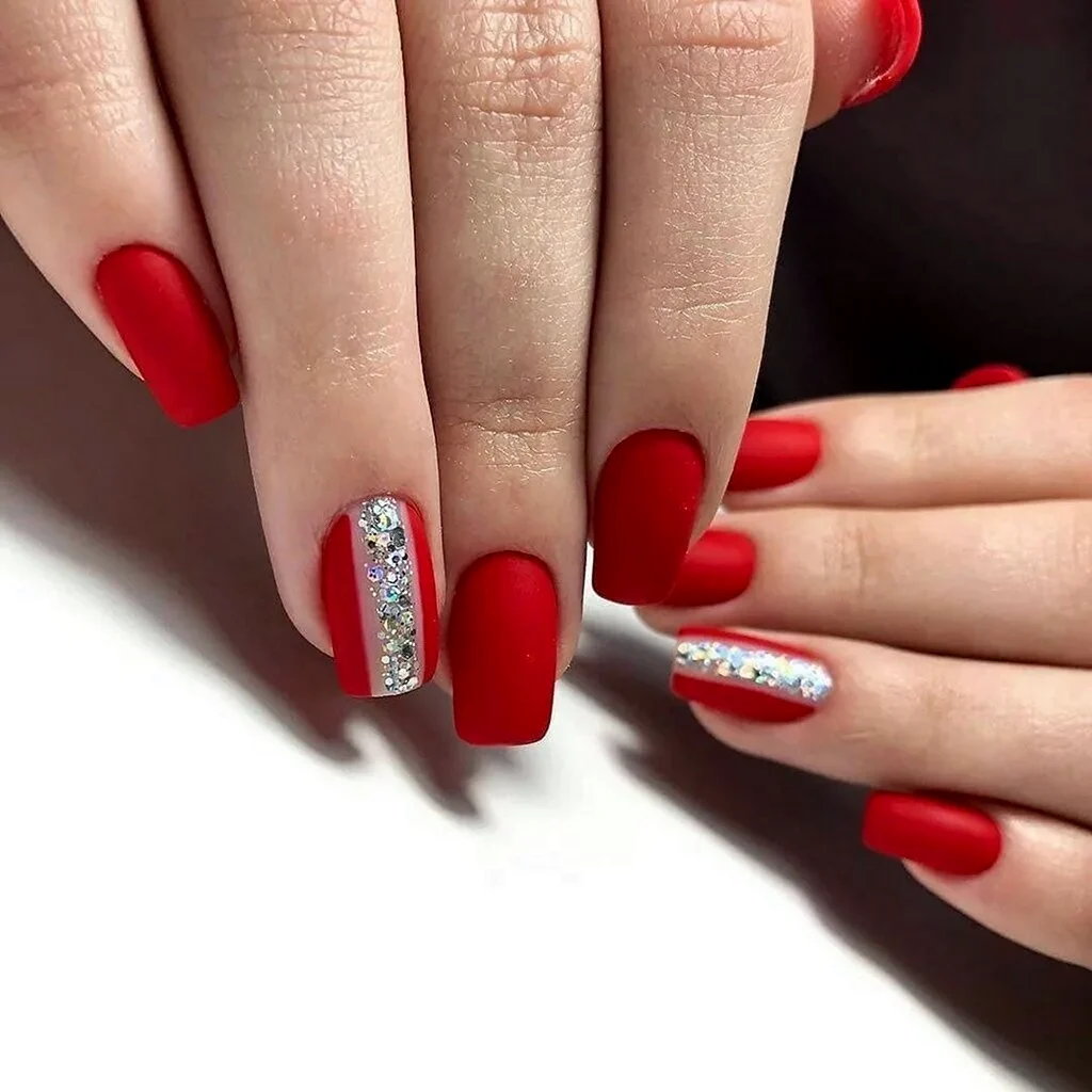 Красные матовые ногти